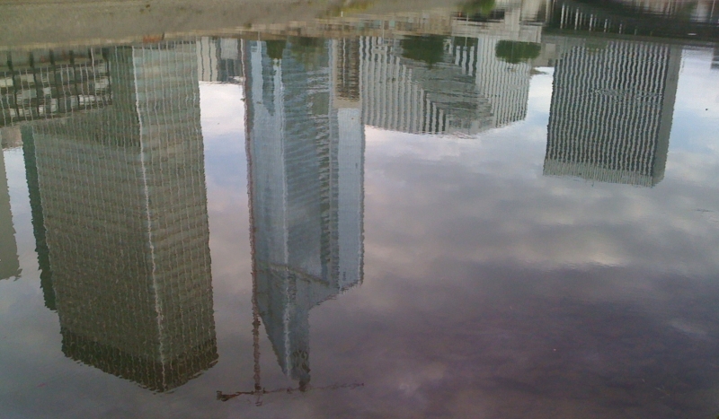 6 - La Défense, le Monde à l'envers. Reflets de tours sur la Seine. Credit photo CHR